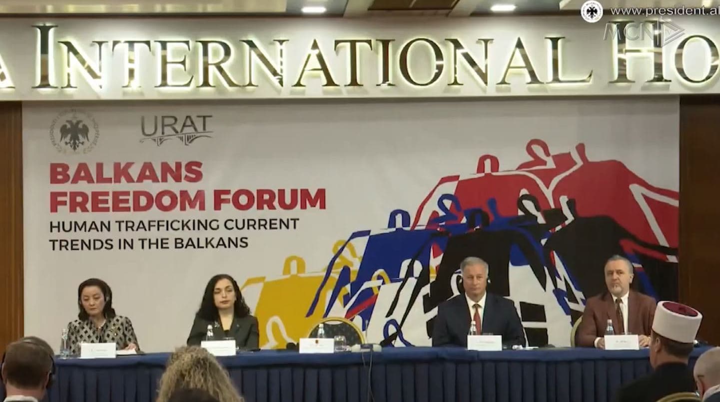 Presidenti ‘shkrin akujt’ me ambasadoren e SHBA (VIDEO)