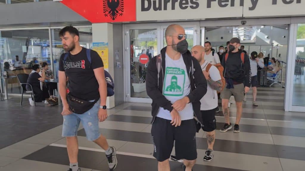 Video/ Kthehen mbrapsht rreth 80 tifozë problematikë në Portin e Durrësit