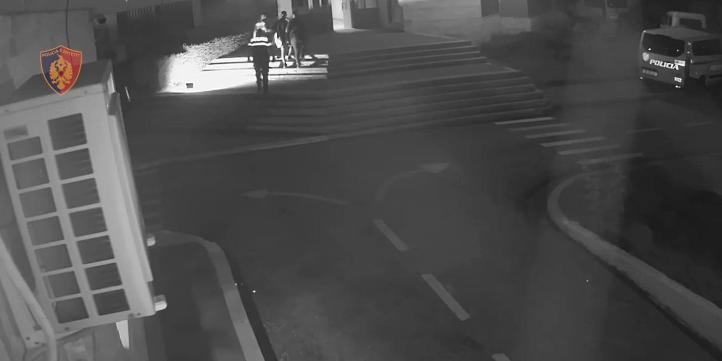 Vodhën me anë të dhunës 11 emigrantë që po transportonin, 5 të arrestuar/ Emrat