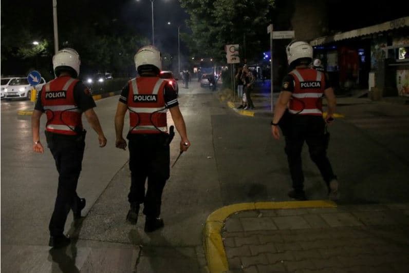 Bënë për spital një person, policia e Tiranës vë në pranga dy tifozë holandezë