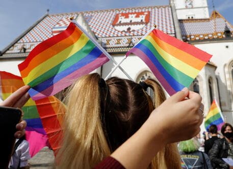 Vendimi/ Çiftet homoseksuale në Kroaci kanë të drejtë të birësojnë fëmijë