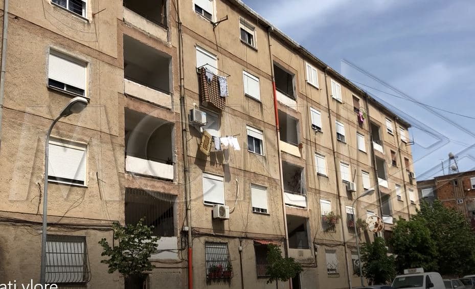 Video/ Ndërhynë në strukturën e pallatit, rrezikohen 40 familje në Vlorë