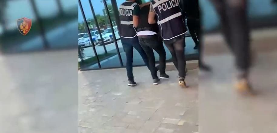 Shkel arrestin e shtëpisë dhe kapet me kanabis, vihet në pranga