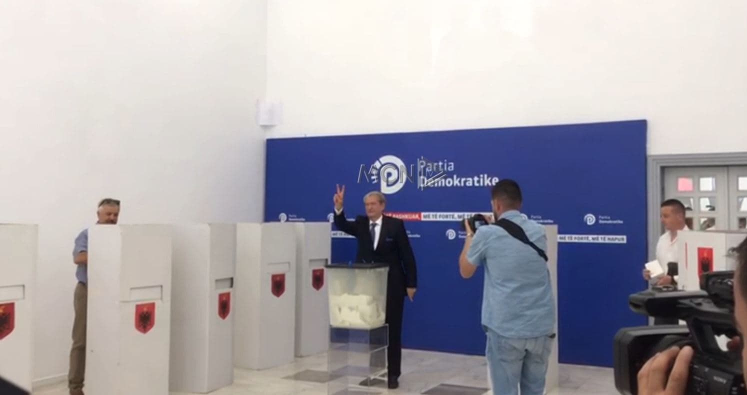 Voton me dy gishtat lart për Kryesinë e PD, Berisha: Shqipërinë e bëjnë shqiptarët