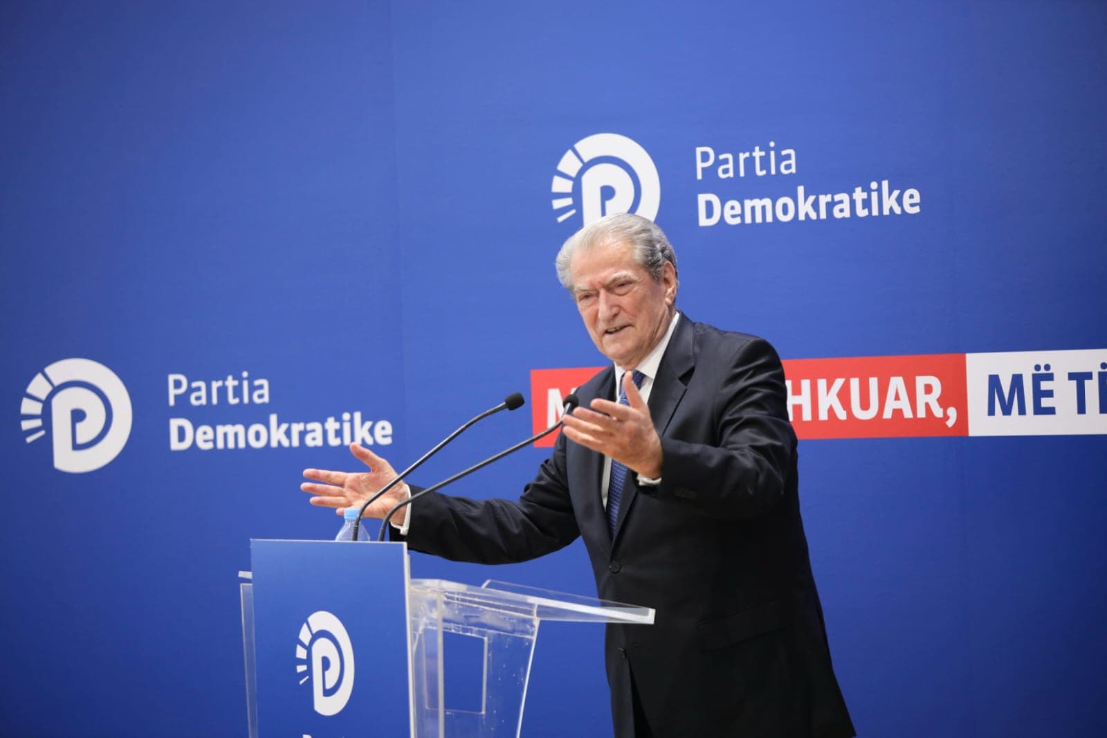 Berisha: T'i shkurtojmë ditët qeverisë! Vjedhin dhe thonë "Rroftë Amerika", por Shqipërinë e bëjnë shqiptarët