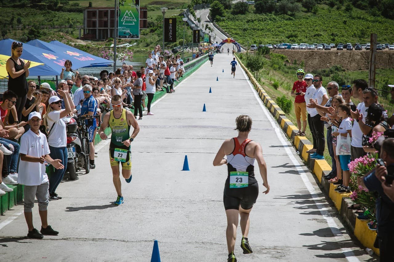 Nesër “Tiranathlon”/ Garat e notit, vrapit dhe çiklizmit në liqenin e Farkës