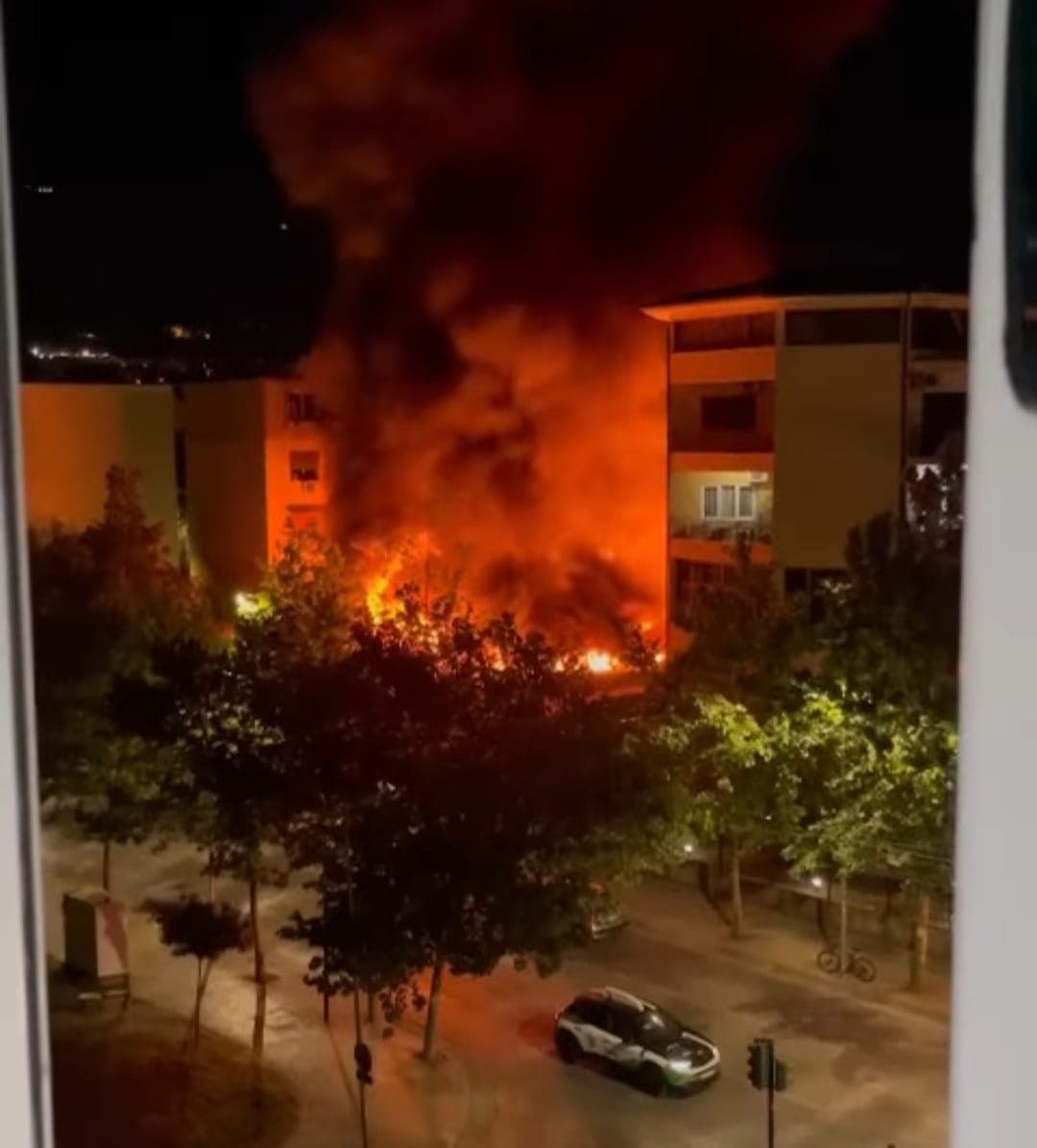 Zjarr në tregun e fruta-perimeve tek “Varri i Bomit”