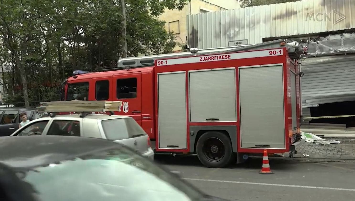 Flakët “përpijnë” tregun e fruta-perimeve, shkrumbohet mbi 30 mln lekë mall tek rruga “Xhanfize Keko” (VIDEO)