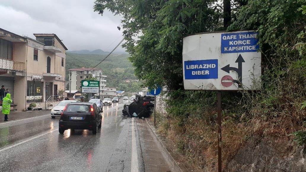Përmbyset fuoristrada në Librazhd, plagosen tre persona të së njëjtës familje (VIDEO)