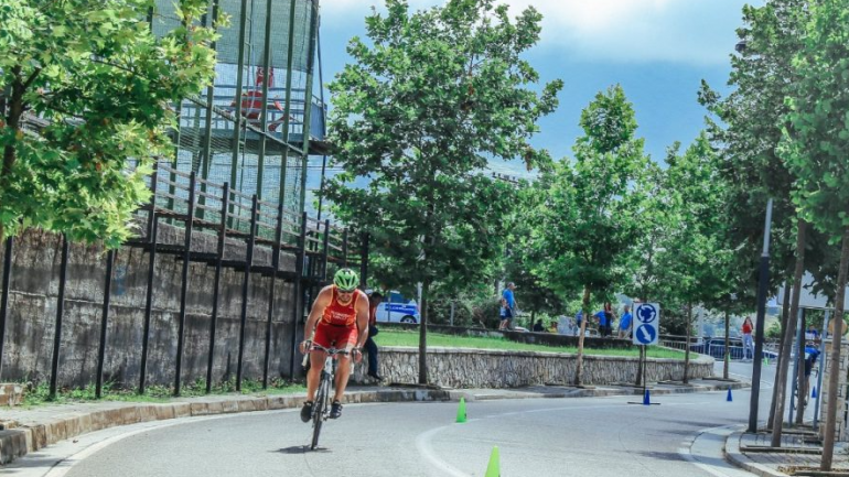 “Tiranathlon” paralizon Tiranën/ Qytetarët: Ç’organizim, rrugët e bllokuara për të shkuar në punë