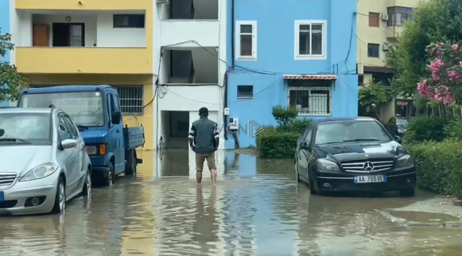 Reshjet e shiut, uji vërshon në rrugë dhe biznese në Lezhë (VIDEO)