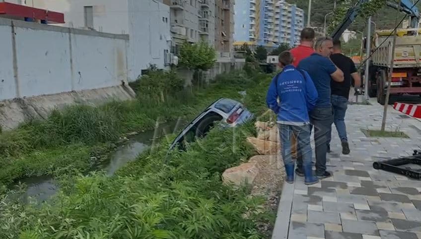 Makina del nga rruga dhe përfundon në kanal/ Shpëton për mrekulli shoferi