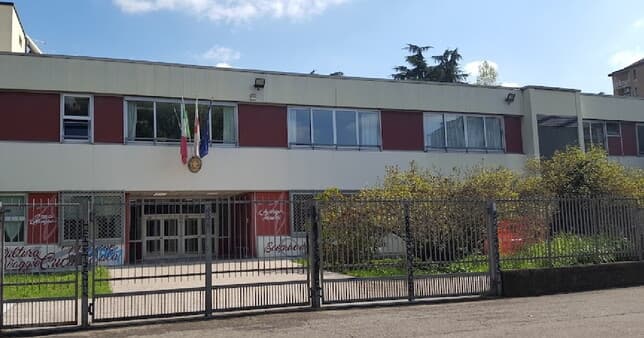 Nxënësit i shpërthen bateria e celularit në çantë, 8 të plagosur në Itali