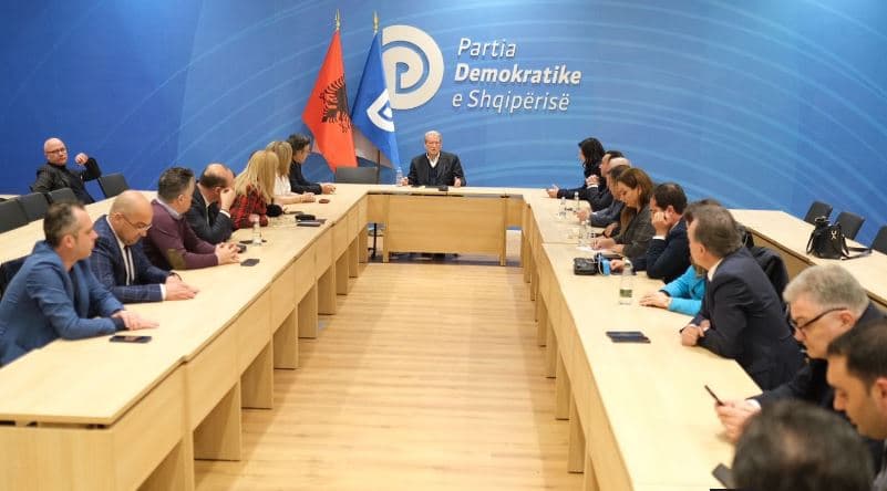 “PPE nuk e ftoi PD-në në Kongres”, reagon “Rithemelimi”: Qëndrim neutral