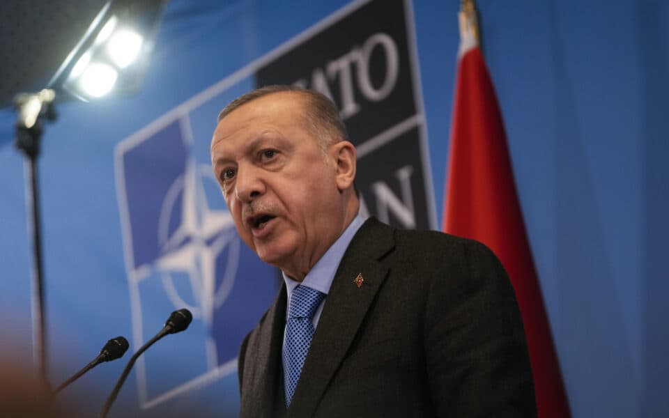 Erdogan: S’do lejoj vendet që mbështesin terrorizmin t’i bashkohen NATO-s
