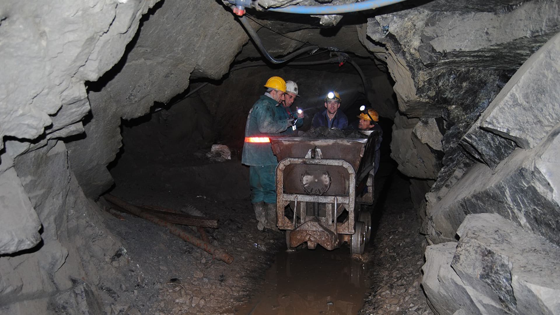 Aksidentohet minatori në Bulqizë, 51-vjeçari niset drejt Tiranës