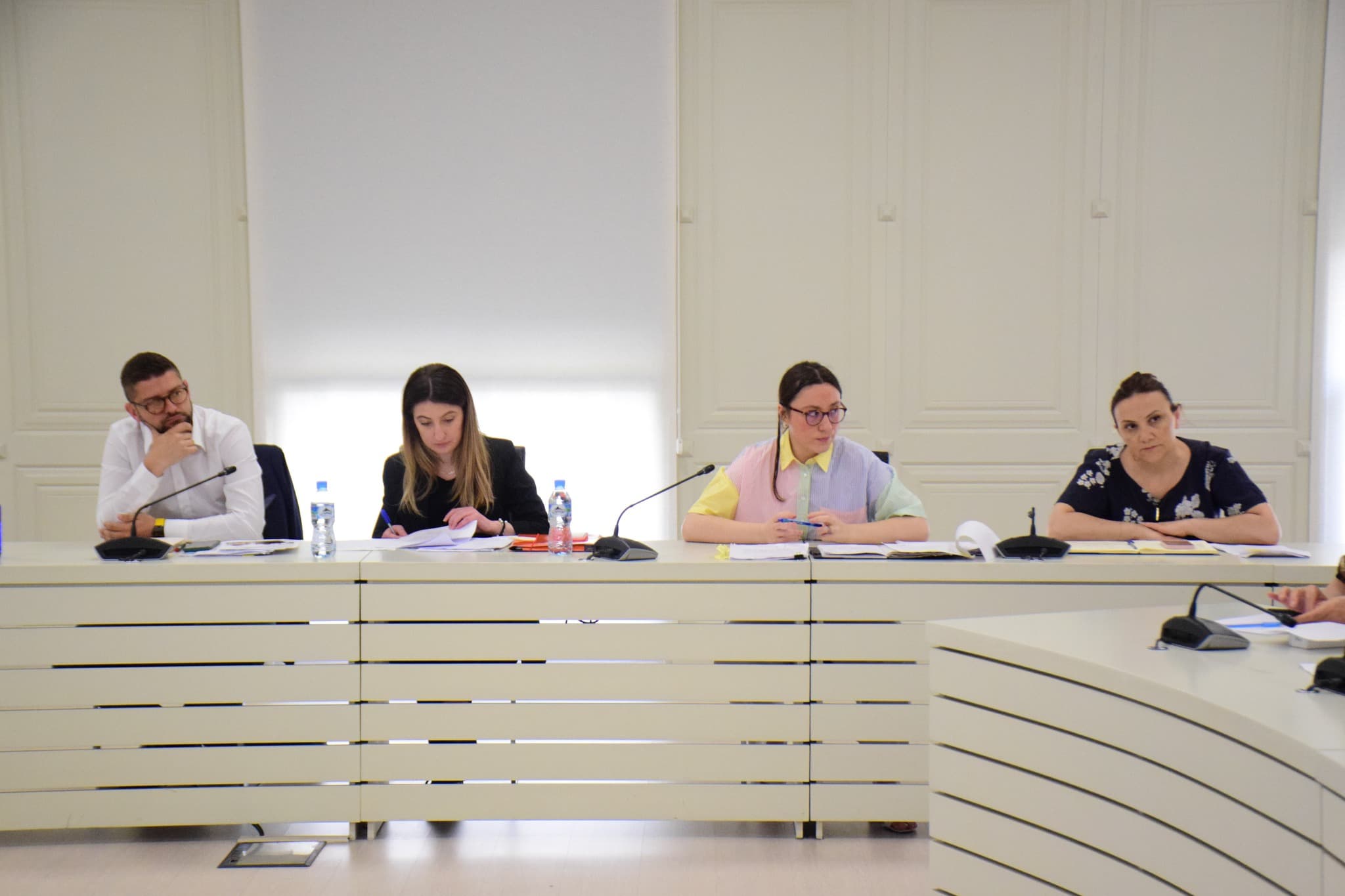 Zgjedhjet e 6 marsit, KAS gjobit kryebashkiaken e Lushnjës dhe Sekretaren e MSH