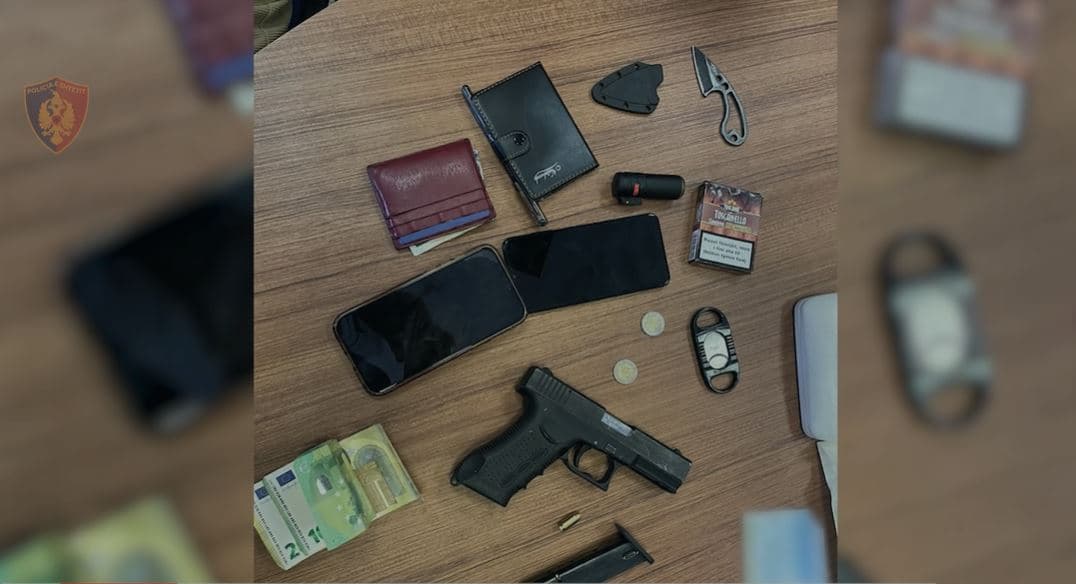 Qarkullonte me armë dhe thikë në makinë,  25-vjeçari bie në prangat e policisë