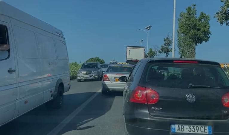 Video/ Trajleri pëson defekt, bllokohet qarkullimi në Shëngjin