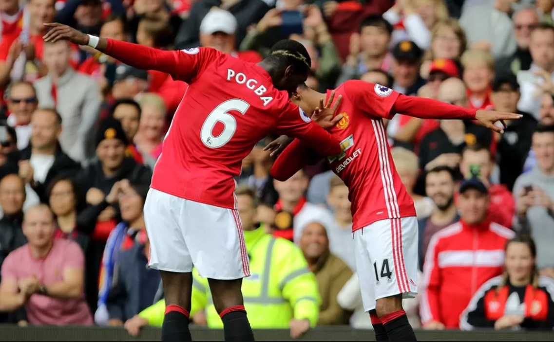 Poba dhe një sulmues, Manchester United njofton dy largime
