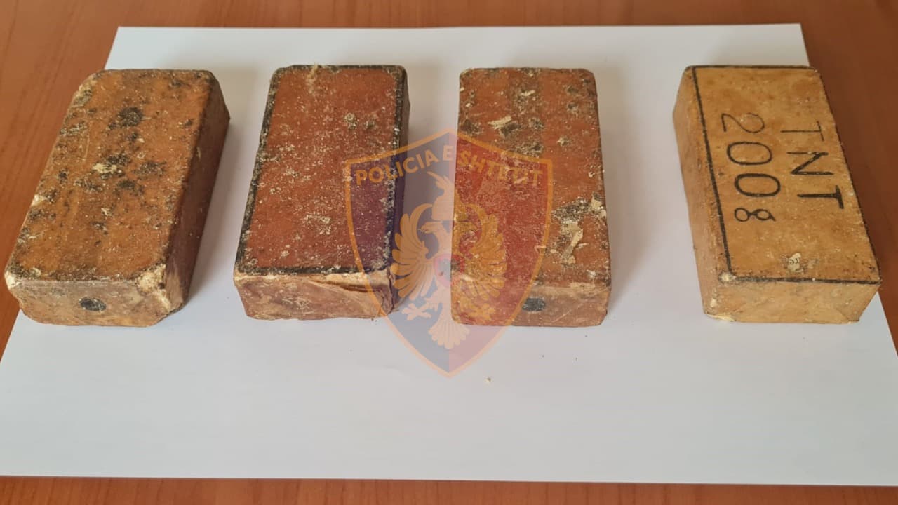 U kap duke transportuar tritol me qëllim shitjen, 19-vjeçari bie në prangat e policisë