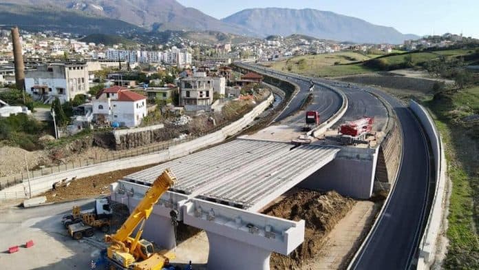 ARRSH: Devijohet trafiku në kryqëzimin e Surrelit dhe bllokohet rruga në rrethrrotullimin e Shkozës