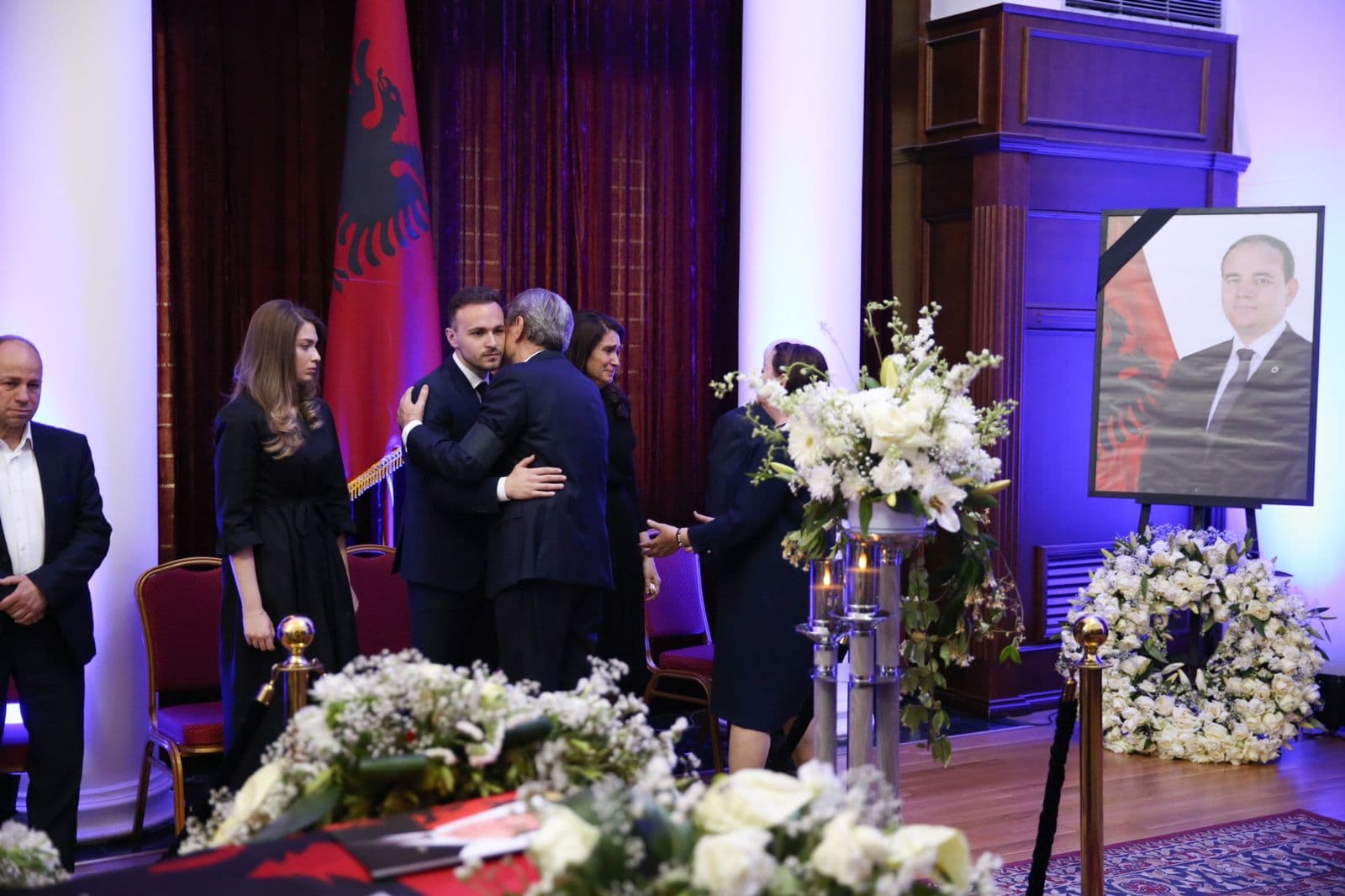 Ditë zie kombëtare/ Të majtë e të djathtë homazhe në nder të ish-Presidentit Nishani