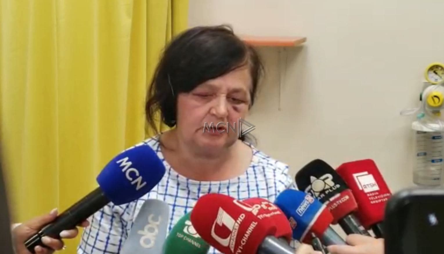 U lidh dhe grabit bashkë me të shoqin, gruaja: Me automatikë dhe leva, na morën kursimet dhe lekët e djemve (Video)