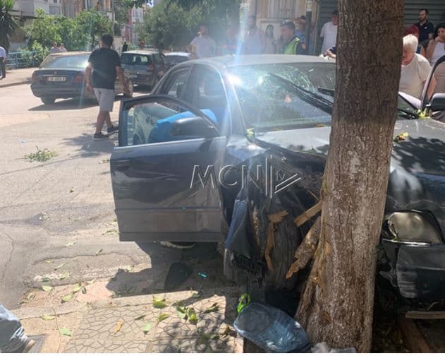 Sarandë/ Makina del nga rruga dhe përplaset me pemën, plagosen dy persona