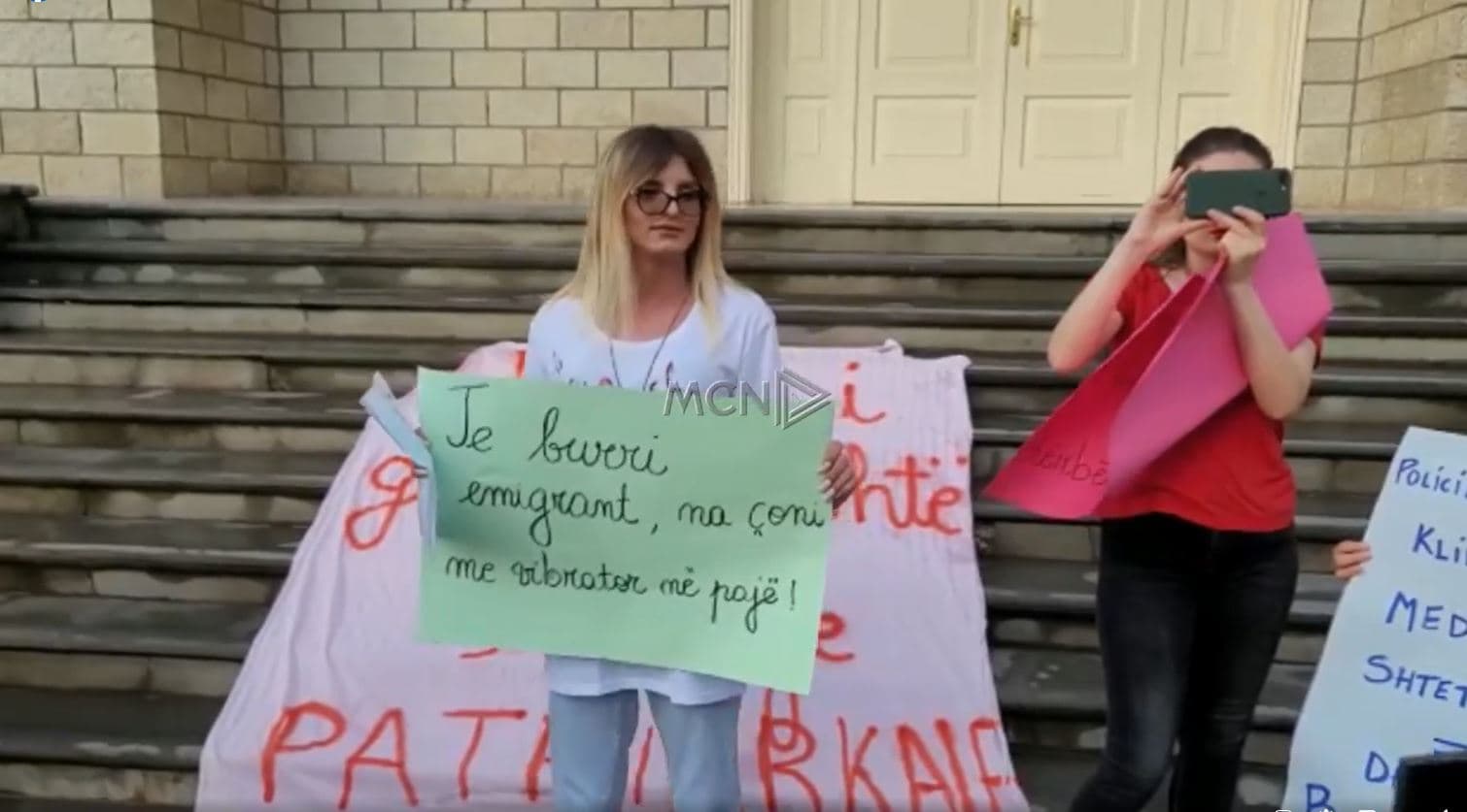 “Te burri emigrant më çoni me vibrator në pajë”/ Protestë kundër dhunës ndaj gruas në Librazhd (VIDEO)