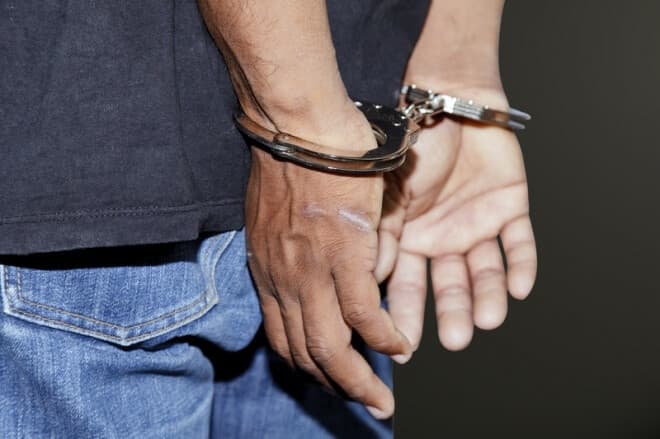 Vodhi sende të ndryshme te varrezat në Gjirokastër, në pranga 45-vjeçari