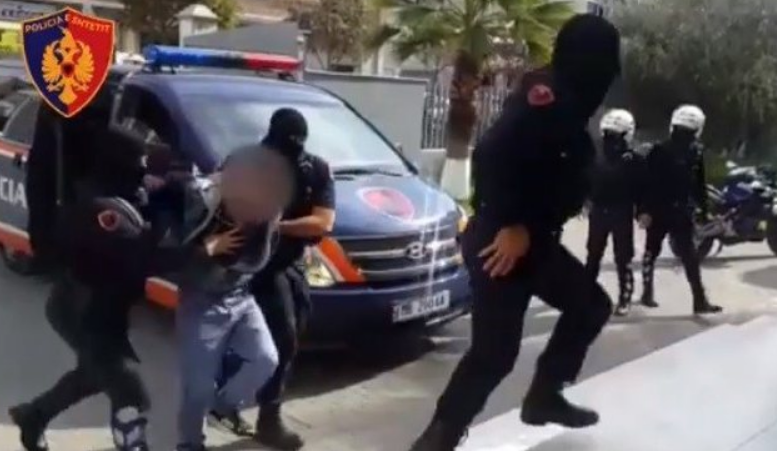  Transportonte emigrantë të paligjshëm nga Shqipëria, shpallet në kërkim i riu nga Kosova