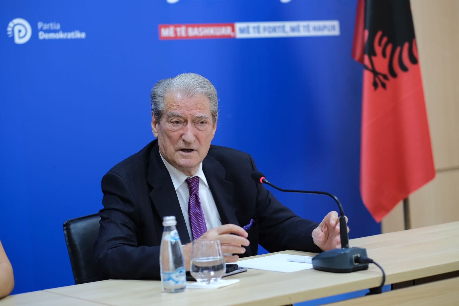     Rezoluta për dënimin e gjenocid serb/ Berisha: Refuzimi nga qeveria, akt makabër!