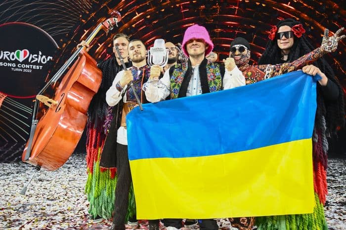 Ankandet për Ukrainën, nga trofeu i Eurovizionit te bluza e Zelensky/ Artikujt e shitur me çmimet më të larta