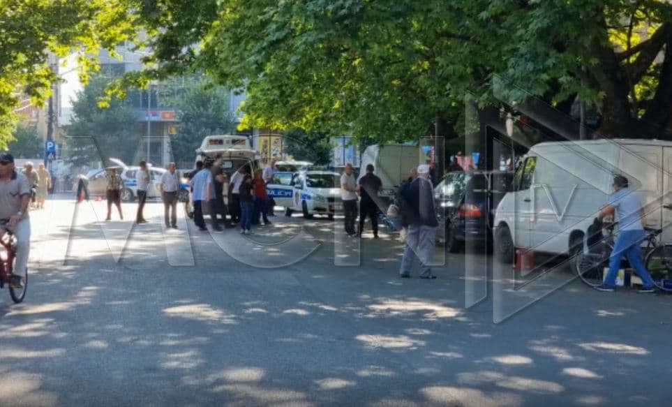 U ekzekutua me 10 plumba teksa pinte kafe, gjendet një makinë e djegur në lagjen “Guerrile”
