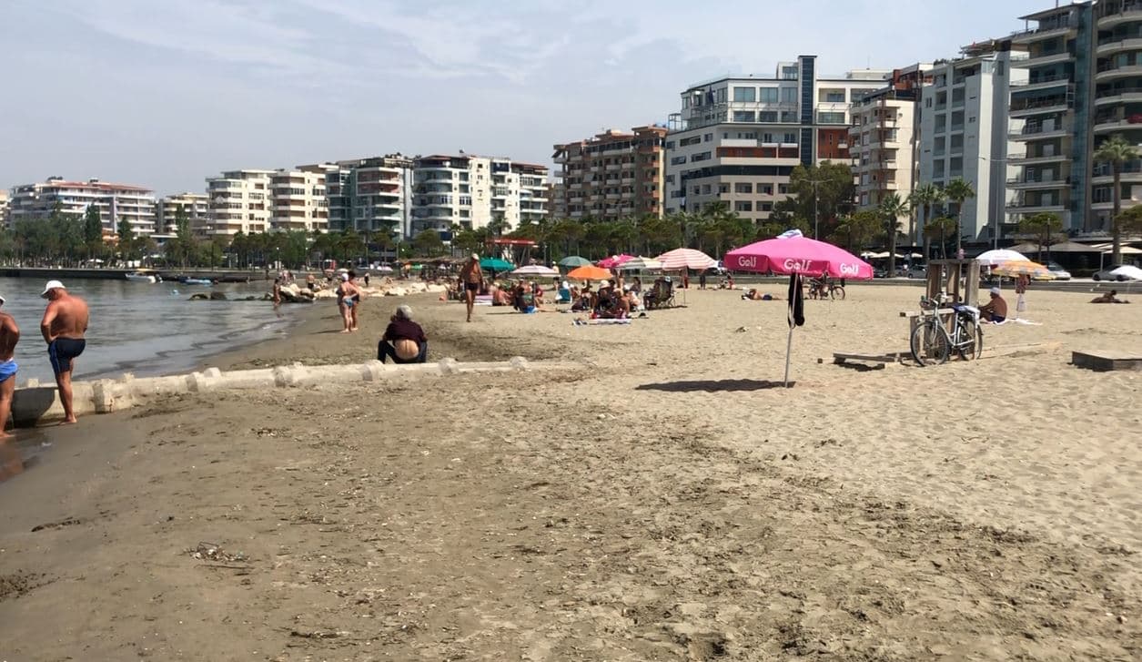 Video/ Fundjava mbush plot me pushues plazhet e Vlorës, krijohet trafik në rrugë