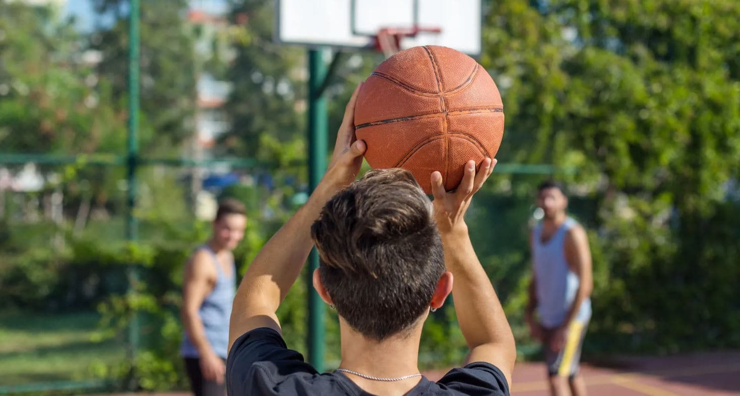 Adoleshentët që merren me sporte që zhvillohen në grup kanë më pak gjasa të vuajnë nga ankthi 