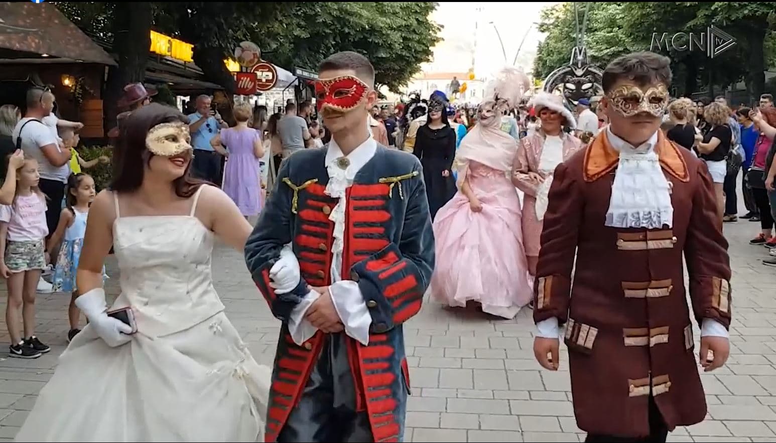 Karnavalet “pushtojnë” Rrugët e Korçës (VIDEO)