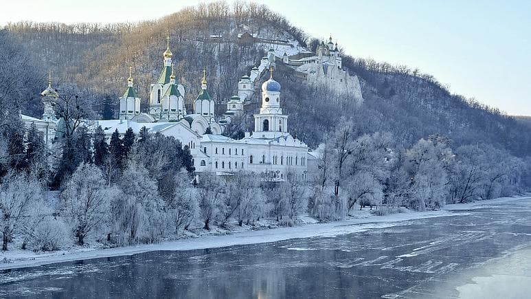 Digjet kisha prej druri në manastirin Sviatohirsk Lavra në Ukrainë