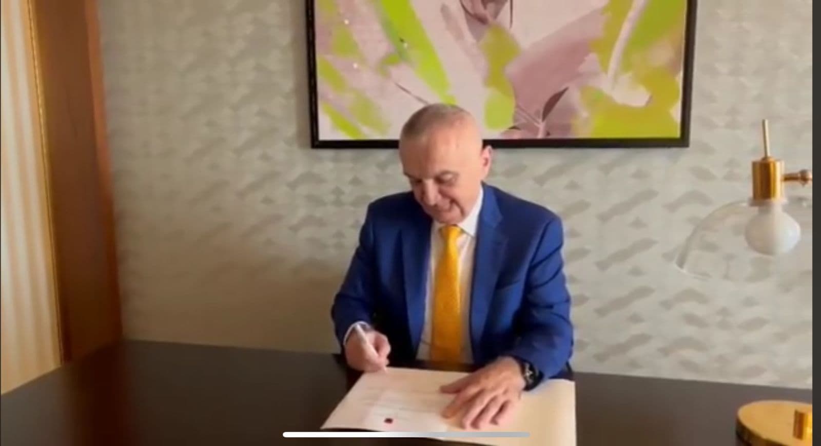   Meta firmosi në Stamboll dekretin për dorëheqjen e Begajt/ Presidenca: Dekreti u hartua në Tiranë
