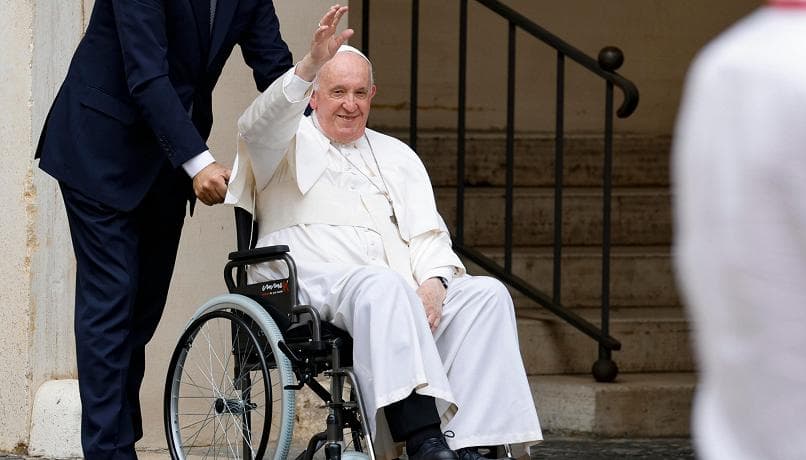 Papa Françesku mban predikimin e së dielës në një karrige me rrota