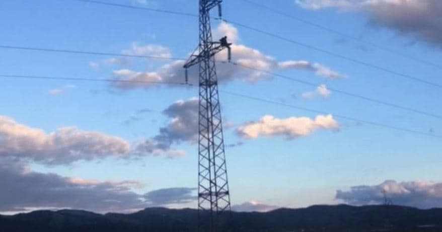 Vuante nga probleme të shëndetit mendor, 35-vjeçari në Maliq hidhet nga shtylla