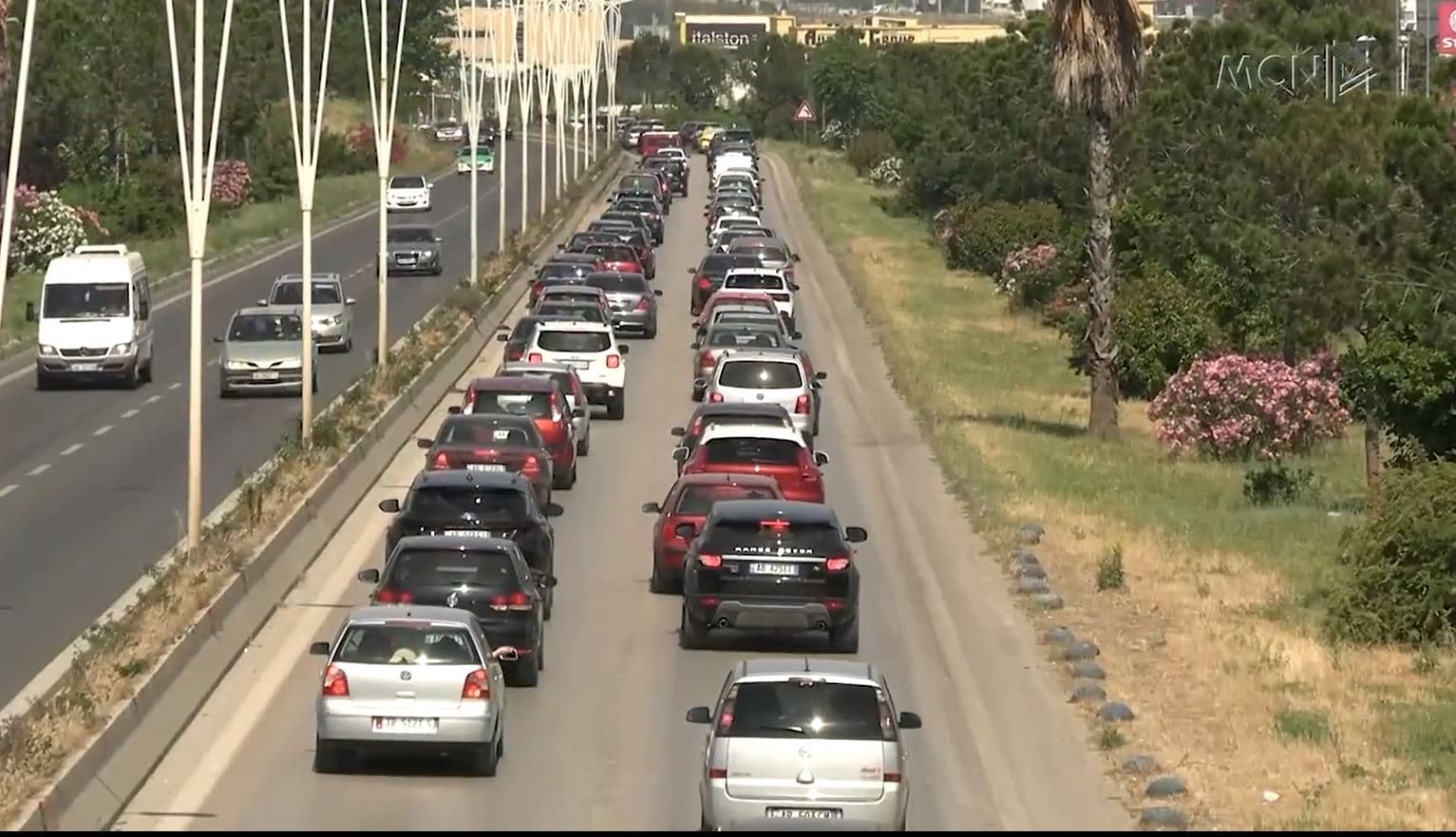 Trafik i rënduar në aksin Tiranë-Durrës, ngecin drejtuesit e mjeteve (VIDEO) 