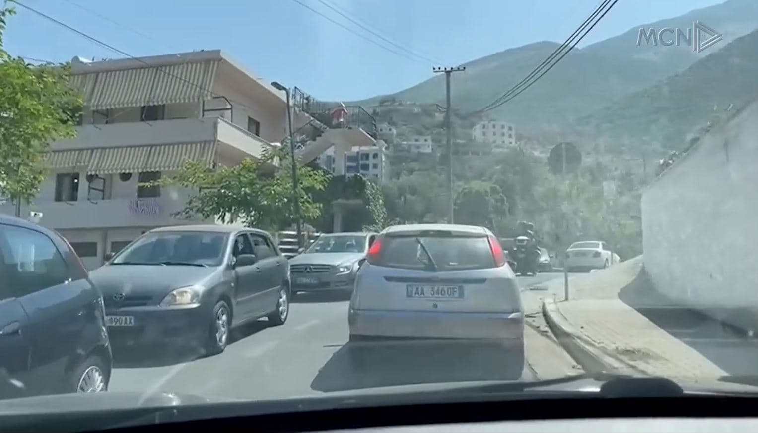 Paralizohet hyrja në Vlorë, dy orë pritje në trafik për të shkuar në plazh (VIDEO)
