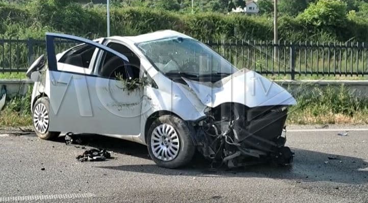Aksident në fshatin Labinot në Elbasan, plagosen katër të rinj