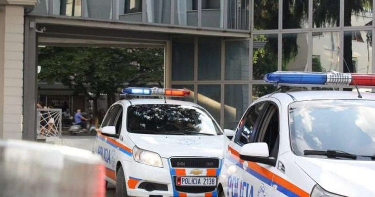 Plagosi 62-vjeçarin me armë zjarri në këmbë, shpallet në kërkim autori