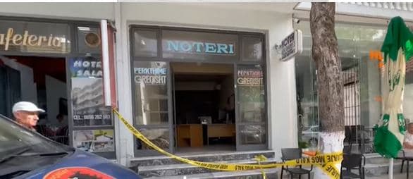 U arrestua për tjetërsim pronash/ Digjet zyra e noterit Aleko Anagnosti në Sarandë
