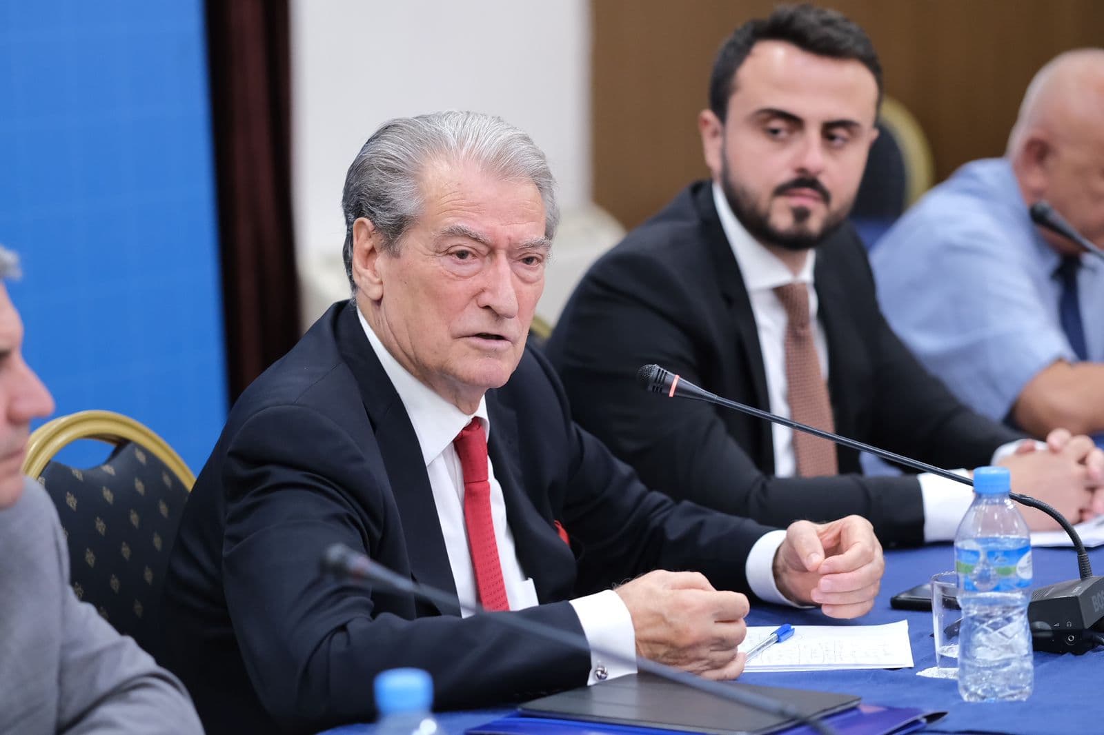 Berisha, biznesit të vogël: Qeveria po i’u grabit! Paketën fiskale do e hartoni ju