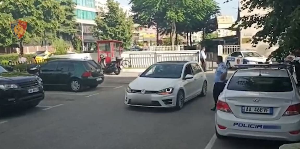 U kapën me armë zjarri në automjet, dy të rinjtë bien në prangat e policisë