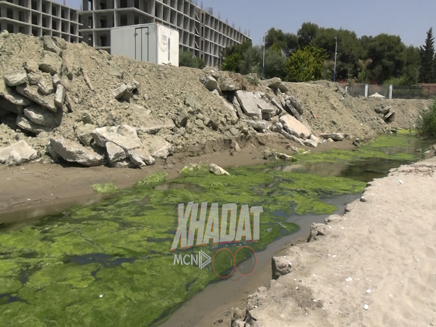 “Xhadat” – Sezoni ri turistik gjen me plehra dhe ujëra të zeza plazhet publike të Durrësit dhe Golemit (VIDEO)